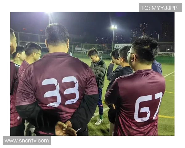 外国人热情参与现场直播足球比赛展现全球足球文化的魅力与激情